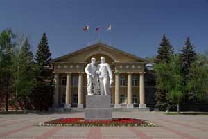 Здание городской администрации г. Волгодонска. Памятник, относящийся ко времени строительства Волго-Донского водного пути.