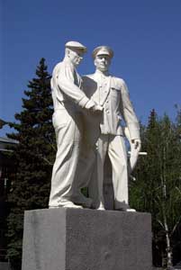 Памятник у администарации Волгодонска