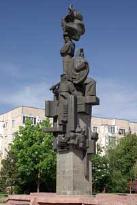  Памятник комсомольцам первых пятилеток у кинотеатра «Комсомолец» в Волгодонске