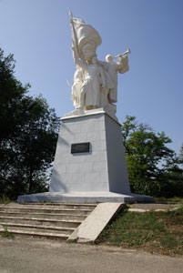 Монумент в честь победы Советской Армии в Великой Отечественной войне в городе Цимлянске. Вид с другого ракурса.