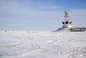 На льду Цимлянского водохранилища  немало рыбаков.