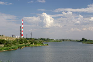 Вид на Сухо-Соленовскую балку (залив Цимлянского водохранилища) с путепровода.