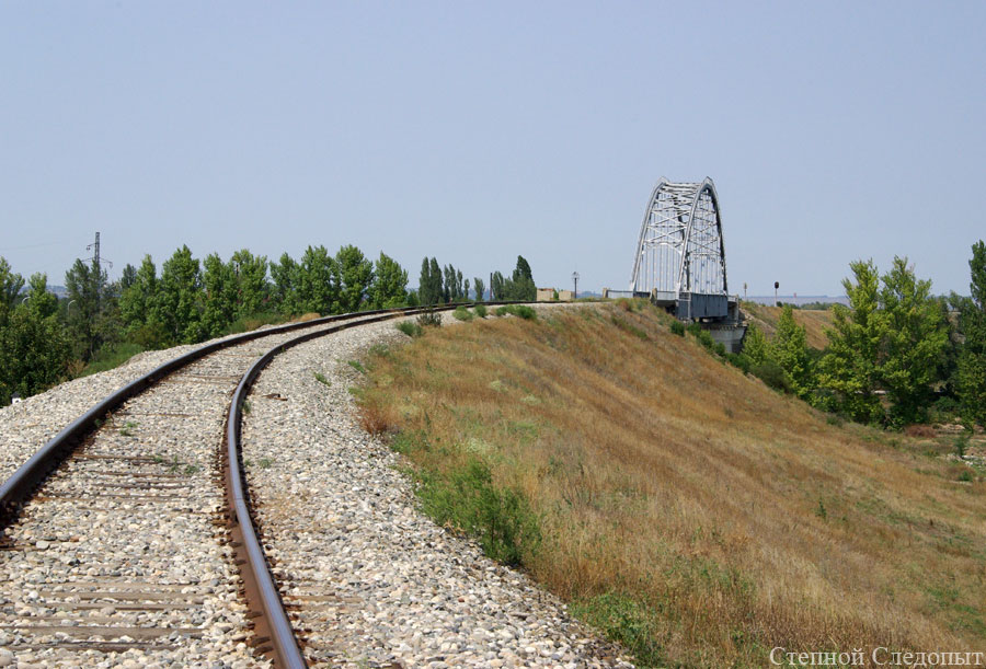 железнодорожный мост над Волго-Донским каналом между 14 и 15 шлюзами 