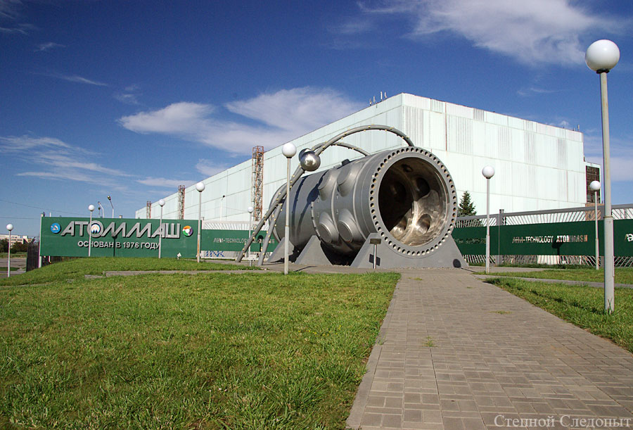 Корпус атомного реактора ВВЭР-1000, установленный в виде памятника у ПО «Атоммаш», город Волгодонск. В реальности реактор, естественно, устанавливается вертикально.