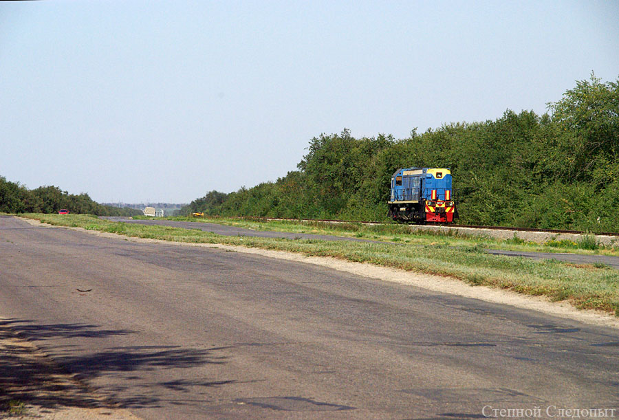 Маневровый тепловоз, двигающийся со стороны Ростовской АЭС.