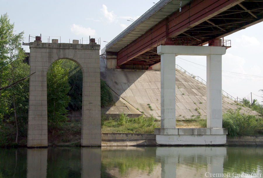 Опоры мостов через Волго-Донской судоходный канал. 