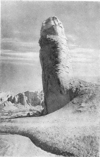 Естественная каменная колонна в 25 м высоты в "эоловом городе" в котловине Кум-Себшен