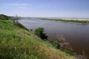 Вид на реку Дон от окрестностей моста через Дон в Калаче. Голубинские пески - в правой части снимка.