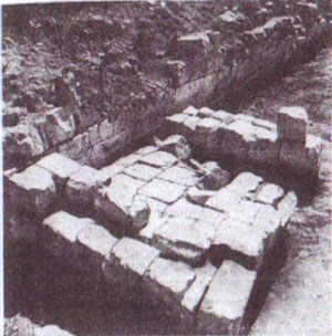 Остатки хозяйственной постройки на каменном цоколе в Маяцком городище