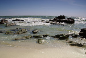 Глыбы песчаников, омываемые волнами