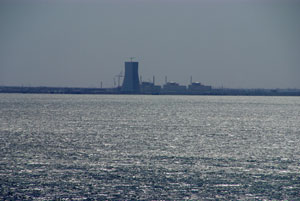 Вид на Ростовскую АЭС. Она находится на противоположном берегу водохранилища