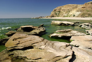 Фигурные песчаники омываются волнами водохранилища