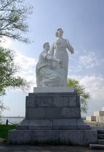 Монумент строителям Волго-Дона в городе Цимлянске