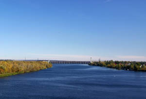 Вид на Цимлянскую гидроэлектростанцию (ГЭС), плотина которой создает Цимлянское водохранилище.