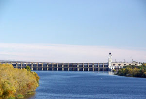 Объектив позволяет приблизить сооружение водосливной плотины Цимлянского гидроузла.