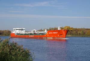 Навигация на реке еще не закрыта. Пока Дон не покроется льдом, судоходные компании стараются транспортировать как можно больше грузов по удобному водному пути.