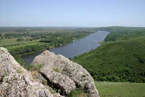 Донецкий кряж. Камни древних гор возвышаются над Донцом
