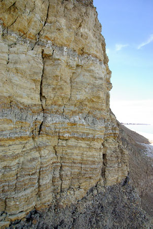 Фото 13. Песчаная толща в обрыве под скифскими глинами. Под ней видны темные рассохшиеся глины