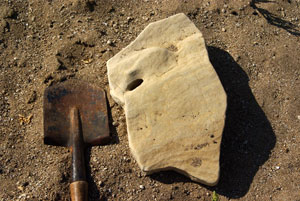 Фото 32. Лопата рядом с плиткой песчаника для масштаба.
