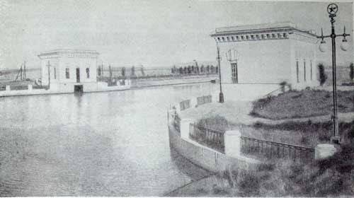 Ремонтное заграждение на судоходном канале у  Береславского водохранилища.