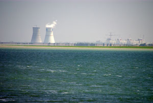 За выдающимися в море мысами осушенного берега на востоке видны энергоблоки и гигантские градирни Ростовской АЭС