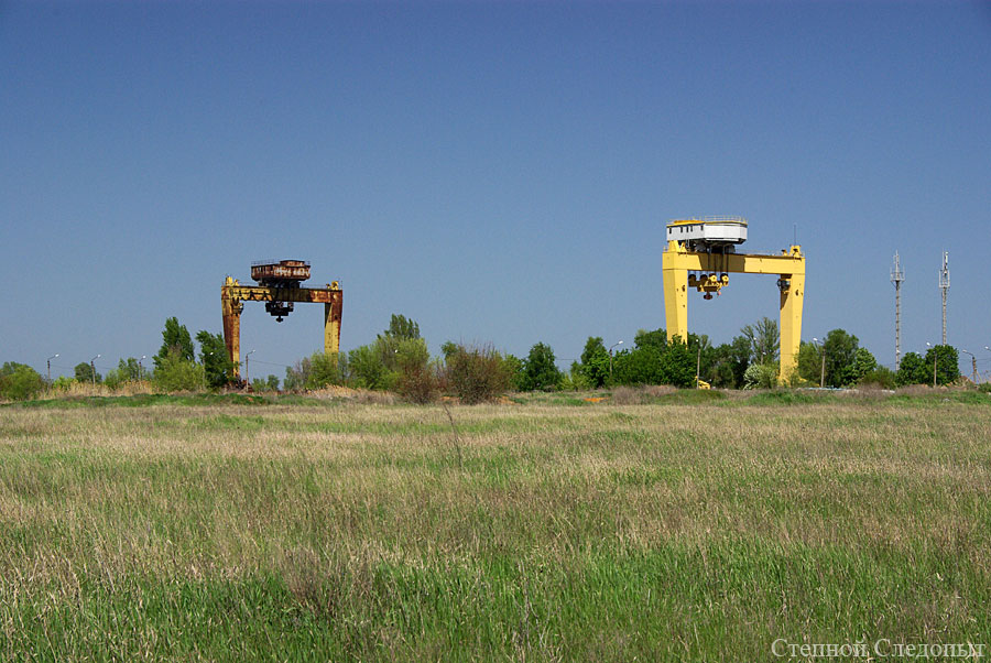 Корпус атомного реактора ВВЭР-1000, установленный в виде памятника у ПО «Атоммаш», город Волгодонск. В реальности реактор, естественно, устанавливается вертикально.